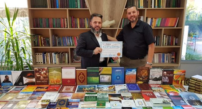 ,,Jedinstvenom,, Halal restoranu IDEA donirano preko 76 naslova raznih knjiga