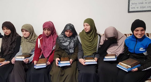 IKC Podgorica donirao Kur`ane, islamske knjige i razne islamske flajere ženskoj medresi u Rožajama