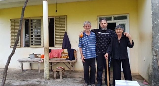 U oči blagoslovljene 27 noći mnogim porodicama uručeni paketi (FOTO)
