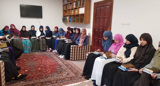 IKC Podgorica donirao Kur`ane, islamske knjige i razne islamske flajere ženskoj medresi u Rožajama