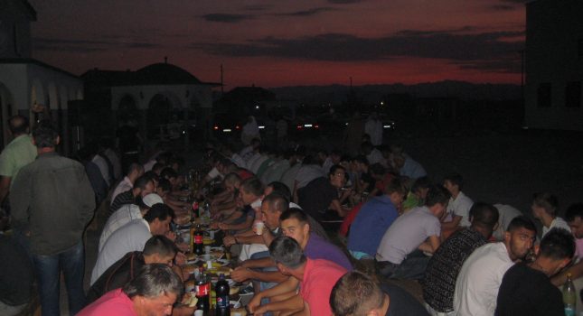 IKC Podgorica upriličio veliku iftarsku sofru ispred medrese u Milješu