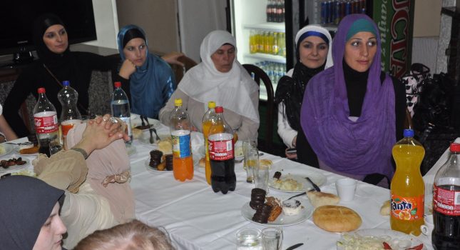 IKC Podgorica upriličio veliku iftarsku sofru, predavanje prof.Elvedina Pezića i podjeli islamskih knjiga