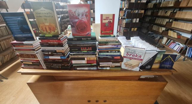IKC PODGORICA DONIRAO PREKO 100 ISLAMSKIH KNJIGA CENTRALNOJ BIBLIOTECI U PLAVU