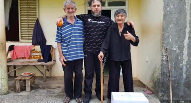 U oči blagoslovljene 27 noći mnogim porodicama uručeni paketi (FOTO)