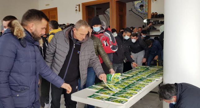 IKC Podgorica donirao 200 knjiga vjernicima nakon Džume namaza u IKC Bar