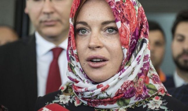 Glumicu Lindsay Lohan natjerali da skine maramu na londonskom aerodromu
