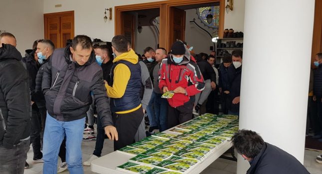 IKC Podgorica donirao 200 knjiga vjernicima nakon Džume namaza u IKC Bar