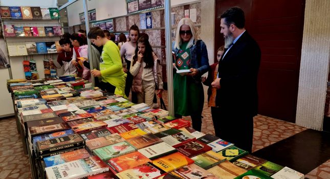 Dominantan štand Islamskog kulturnog centra Podgorica na sajmu knjiga u Nikšiću (200 fotografija)