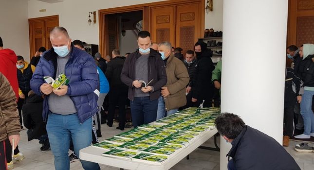 IKC Podgorica donirao 200 knjiga vjernicima nakon Džume namaza u IKC Bar