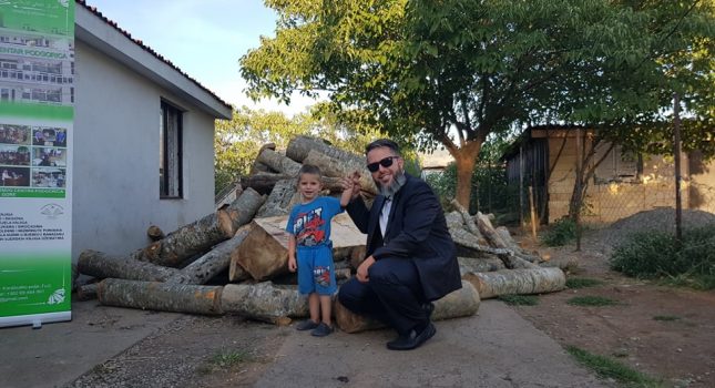 Obezbijeđena drva za malenog Esmira i njegovu sestru Enesu