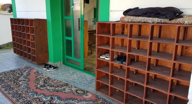 IKC Podgorica obezbijedio cipelarnik za džamiju u Vranju
