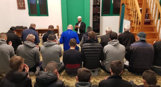 Poklon džematu Vranj-100 knjiga ,,Održavanje rodbinskih veza,,