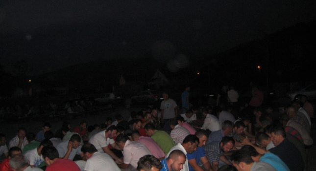 IKC Podgorica upriličio veliku iftarsku sofru ispred medrese u Milješu