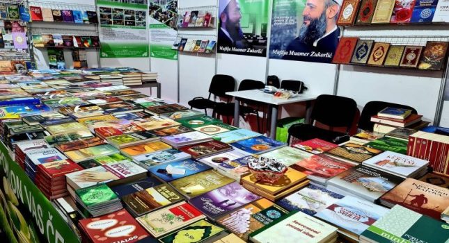 ISLAMSKI KULTURNI CENTAR POKLANJA KURANE I NAJLJEPŠE ISLAMSKE KNJIGE SVIM POSJETIOCIMA MEĐUNARODNOG SAJMA KNJIGA U ULCINJU