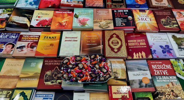 Dominantan štand Islamskog kulturnog centra Podgorica na sajmu knjiga u Nikšiću (200 fotografija)