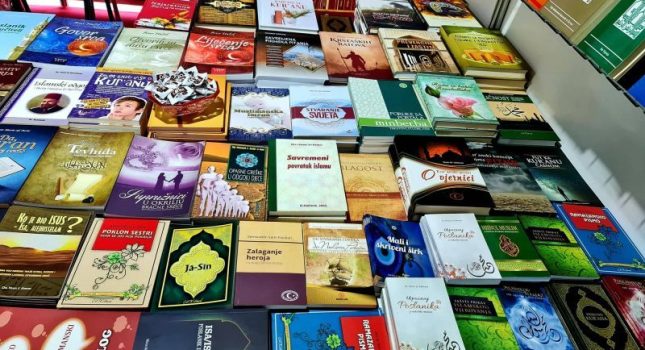 ISLAMSKI KULTURNI CENTAR POKLANJA KURANE I NAJLJEPŠE ISLAMSKE KNJIGE SVIM POSJETIOCIMA MEĐUNARODNOG SAJMA KNJIGA U ULCINJU