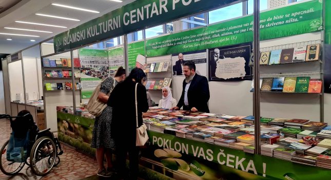 Dominantan štand Islamskog kulturnog centra Podgorica na sajmu knjiga u Nikšiću (200 fotografija)