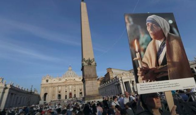 MRAČNE TAJNE VATIKANA Bez njenog računa u banci, katolički centar doživeo bi KRAH