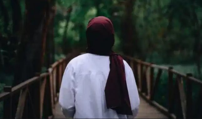 Mora li žena obući čarape kada izlazi napolje i kada obavlja namaz