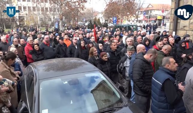 ISLAMOFOBIJA U MLADENOVCU – Građni protestuju protiv izgradnje džamije (VIDEO)