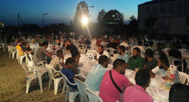 Organizovan veliki iftar na otvorenom u Tuzima (Podgorica)