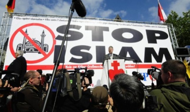 Rugaju se svemu, pa i vjeri