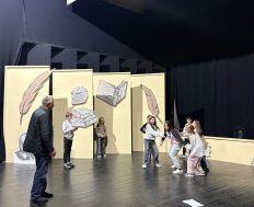 DJECA PLAVA I MURINA ZAJEDNO STVARAJU POZORIŠTE