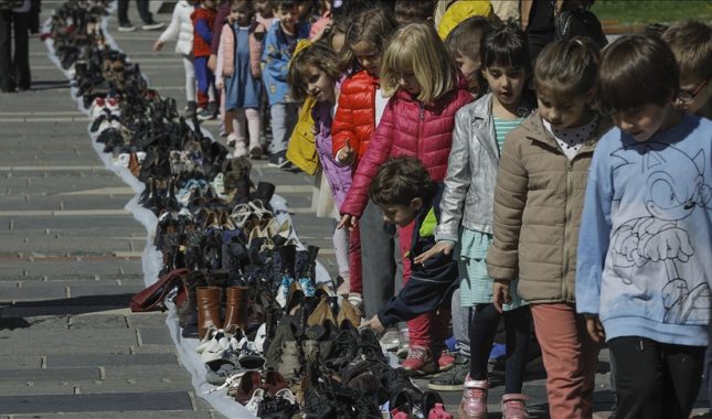 32 GODINE OD POČETKA SRPSKO-CRNOGORSKE OPSADE SARAJEVA: POSTAVKA VIŠE OD 15.000 PARI CIPELA U ZNAK SJEĆANJA NA UBIJENE GRAĐANE