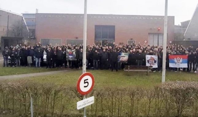 Jednom zločinci, uvijek zločinci: Navijači Partizana pred zatvorom u Haagu veličali genocidaša Ratka Mladića