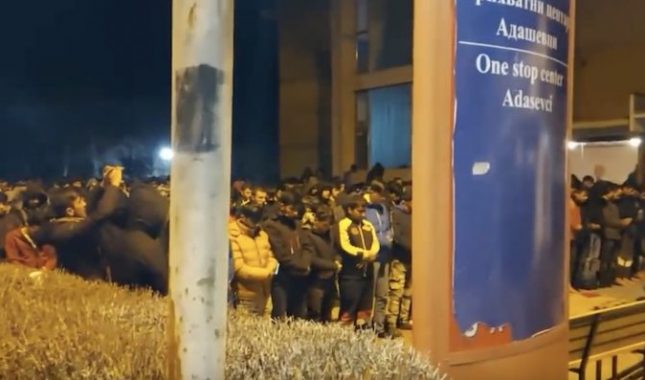 Mediji u Srbiji o migrantima koji klanjaju: “Organizuju radikalnu versku službu koja podrazumeva povike Allahu ekber” / VIDEO/