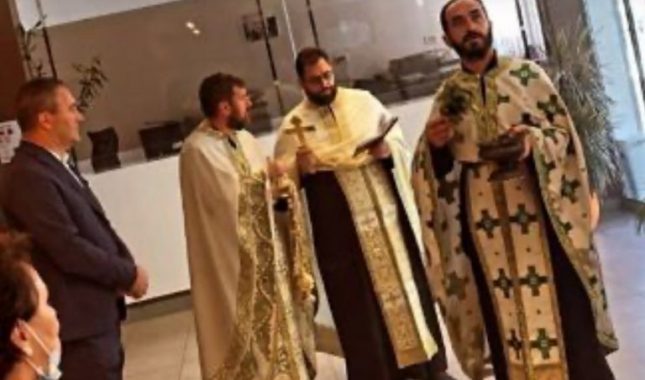 Kuda ide Crna Gora: Pravoslavni popovi održali molitvu i osveštali zgradu Opštine Budva /VIDEO/