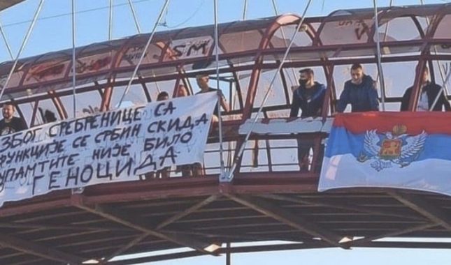 Skandalozan i sraman transparent na skupu podrške negatoru genocida ministru Leposaviću