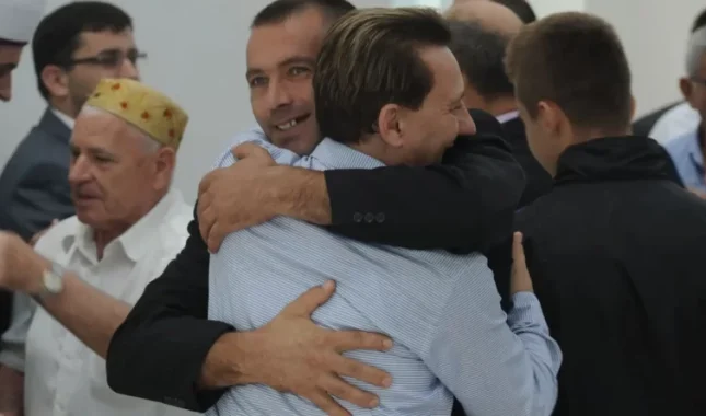 Kad bi se muslimanske duše grlile i pozdravljale onako kako se pozdravljaju njihove ruke na dan Bajrama ….