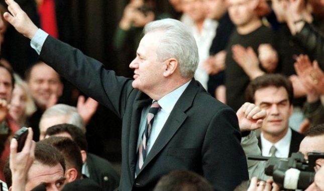 Plavšić: Milošević šutirao Sveto pismo koje mu je Amfilohije donio