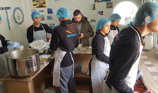 Obrok topao kao duša humanih ljudi: Ulcinjani velikog srca kuvaju za siromašne sugrađane (FOTO)