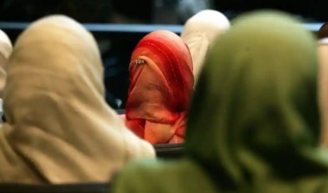 Hidžab je ukras žene muslimanke, njeno ogledalo, njeno dostojanstvo, njena vjera i njen identitet