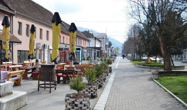 Bratunac: U Berizovoj aščinici tražio svinjski burek i pokušao skinuti maramu gošći…