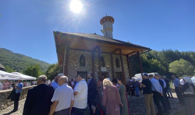 U Čajniču obnovljena džamija koju su srpske vojske u osamdeset godina tri puta srušile