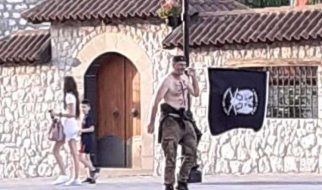 Pljevlja – Defile sa četničkom zastavom pored Husein-pašine džamije