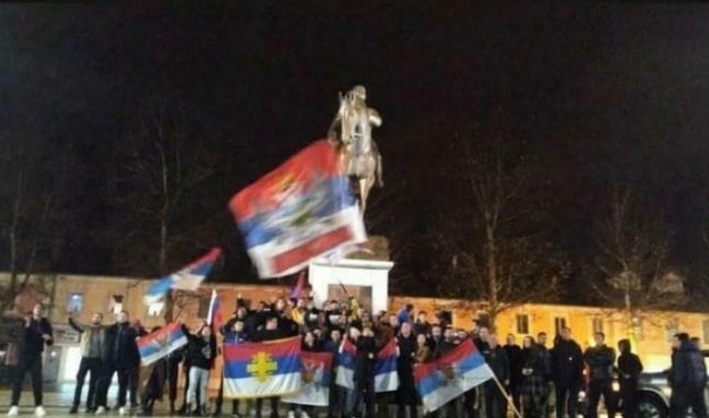 Nakon izbora nove Vlade Crne Gore: Uz srpske trobojke se kliče i pjeva o Srbiji i Kosovu /VIDEO/