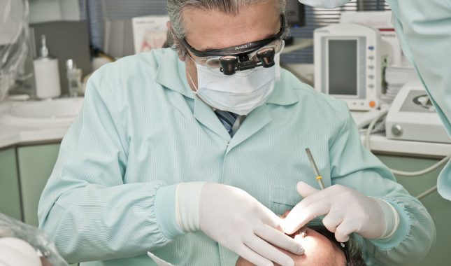 Poklon (hedija) profesoru, doktoru, državnom službeniku ?!