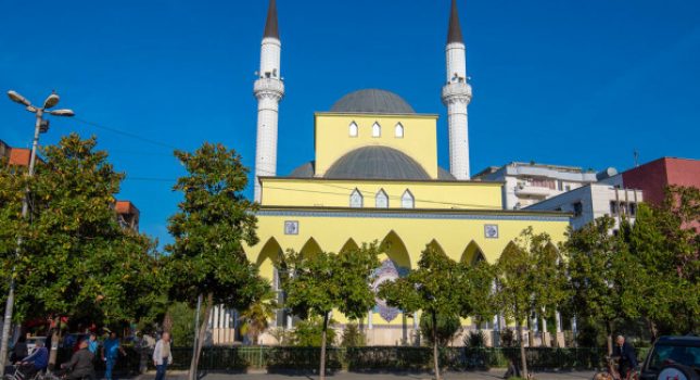 Podijeljeno 2,800 knjiga vjernicima i vjernicama u Skadru-Džamija Paruc