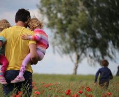 Kako završe djeca koju roditelji previše vežu za sebe?