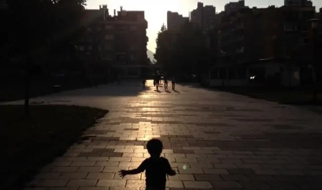 Nemoj to, ne smiješ, past’ ceš, udarit ćeš se…