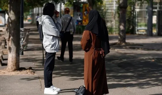 Muslimanka u Francuskoj privedena u policiju, jer se odbila rukovati s policajcem
