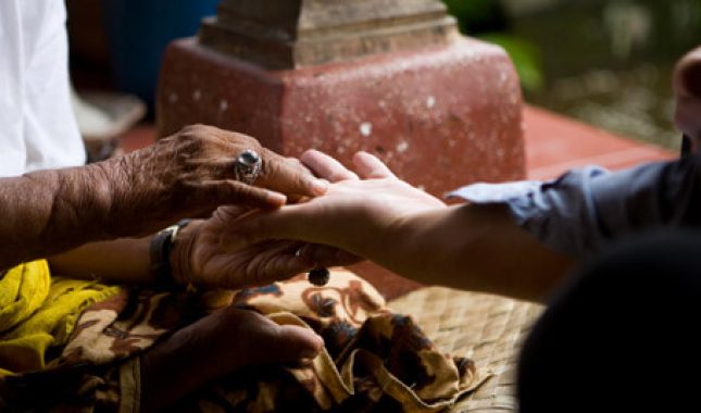 Pao mi grah hazreti Fatime-(Žena koja liječi gledanjem u  grašak)