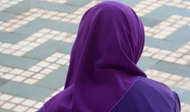 Pokrivenoj muslimanki ispalio pet metaka u glavu