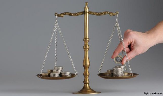 ”Sat pravde vredniji je od 60 godina dobrovoljnog ibadeta, a sat nepravde je gori kod Allaha od 60 godina griješenja.”