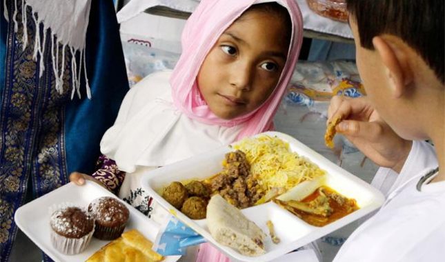 Sumnja da nije proučio bismilu prije jela, stoga je ponavlja nekoliko puta