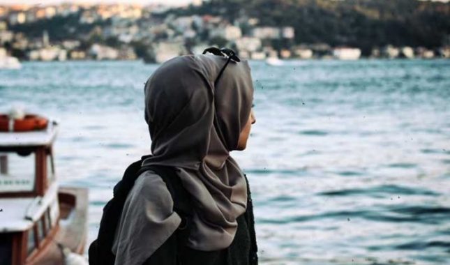 Incident u Budvi: Srbin iz Beča alkoholom polio ženu muslimanku koja je nosila hidžab